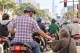 Cho một người xa lạ ít tiền, sao có lần thấy lòng nhẹ đi, có lần lại nặng trĩu?