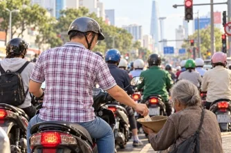 Cho một người xa lạ ít tiền, sao có lần thấy lòng nhẹ đi, có lần lại nặng trĩu?